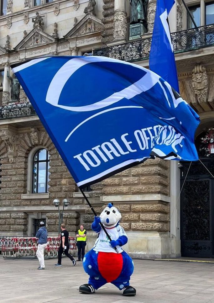 Dino Hermann jubelt auf der Aufstiegsfeier am Rathausmarkt mit unserer TOTALE OFFENSIVE-Schwenkfahne!