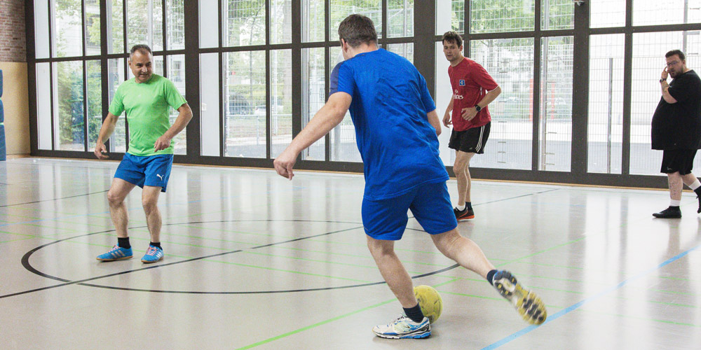 Fanclub 14 TO Mannschaft spielt Fussball in Halle 2