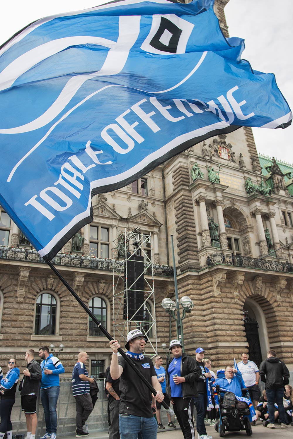 Fanartikel-Shop 2 Steffen mit Fahne vor dem Hamburger Rathaus Aufstieg HSV IMG 6925